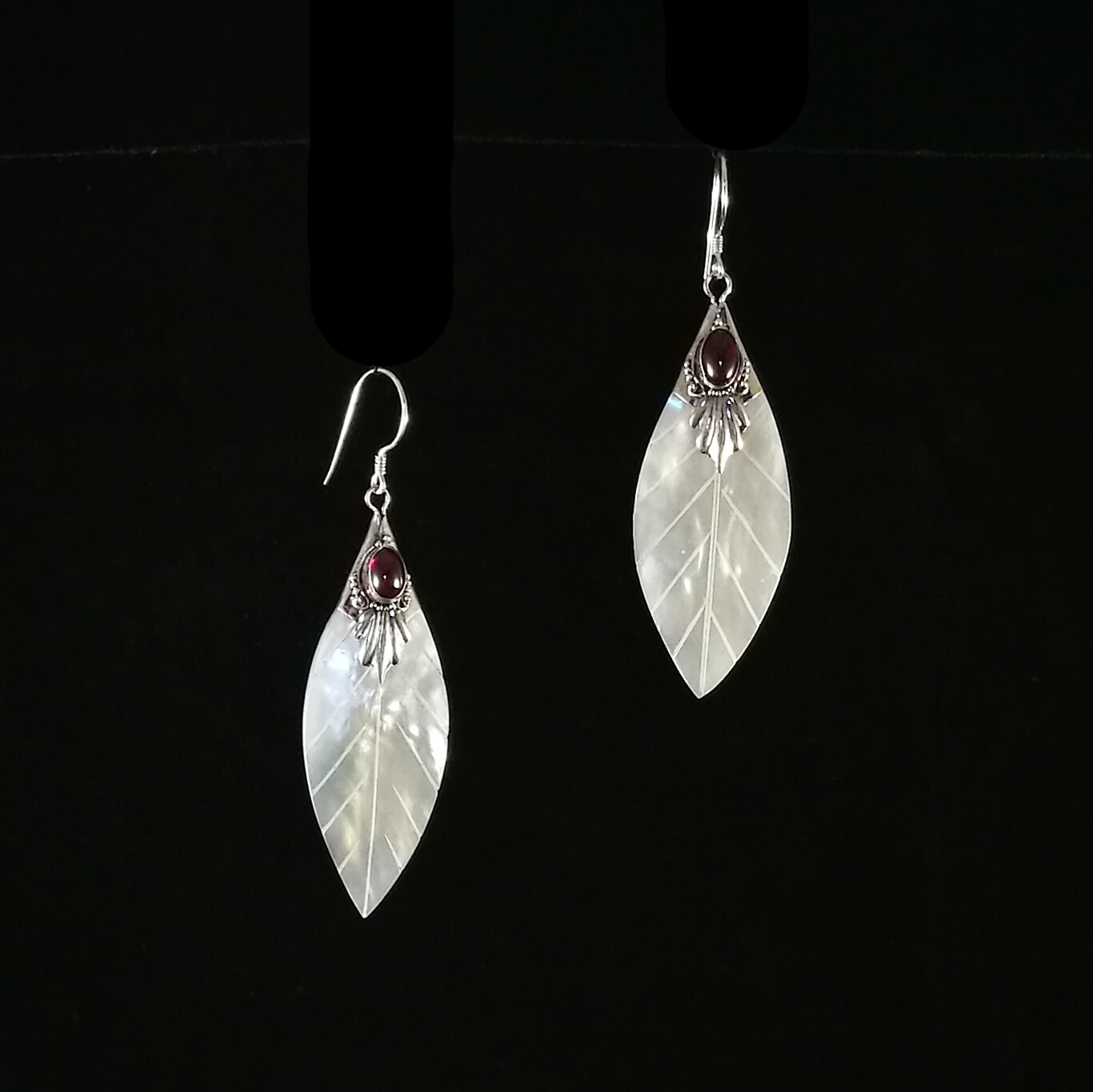 Pendientes madre perla hoja y granate