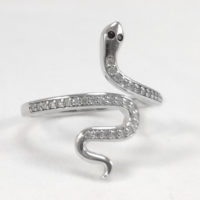 Anillo serpiente enrollada cola