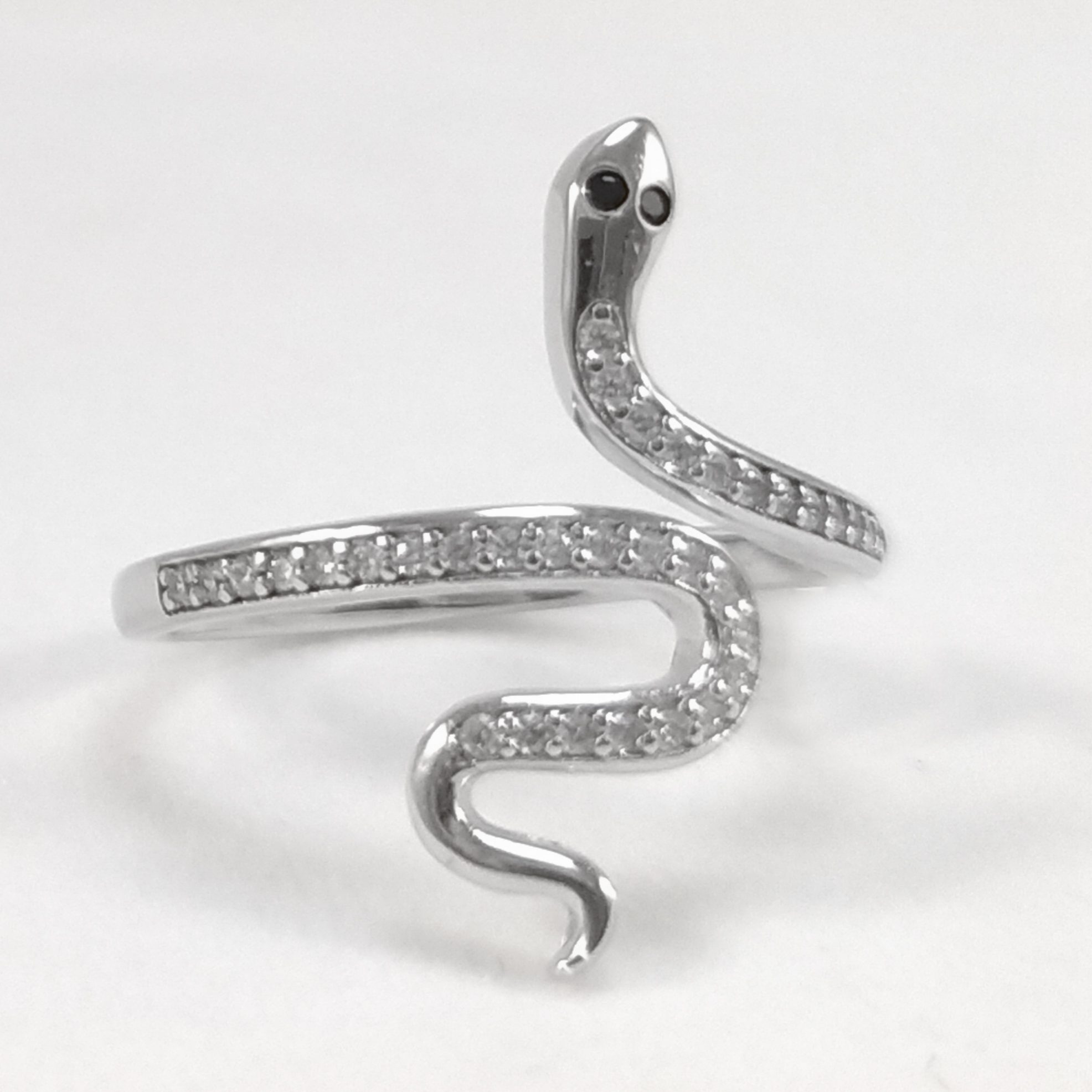 Anillo serpiente enrollada cola