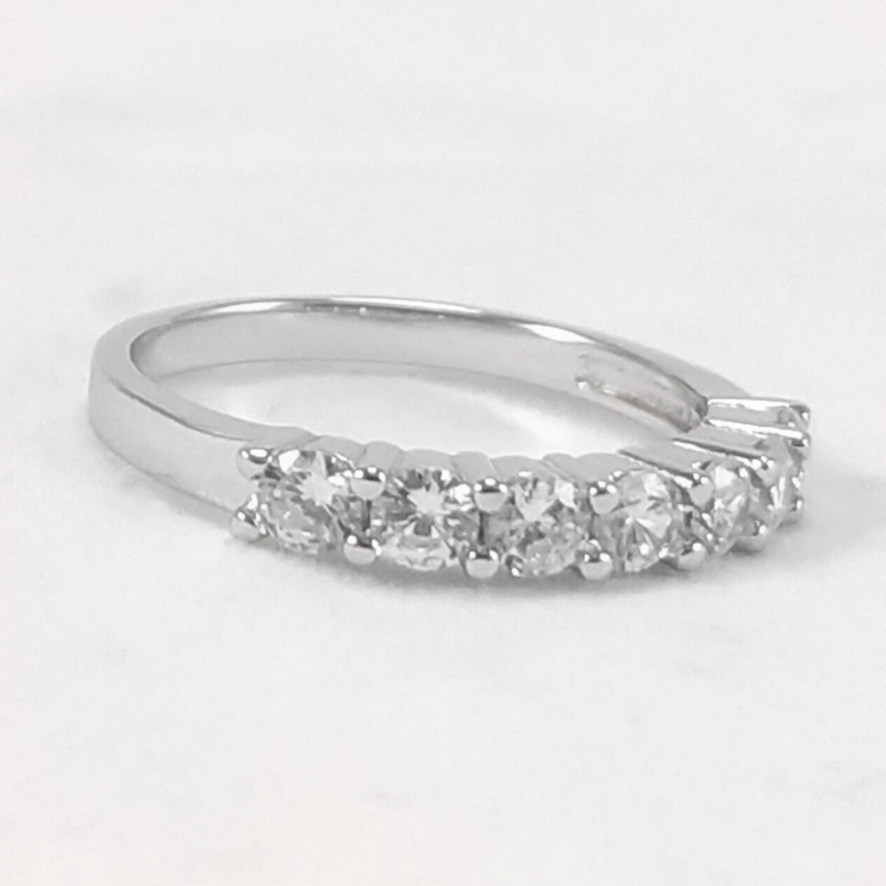 anillo 7 zirconias