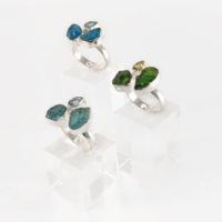 Anillo con dos minerales en bruto u un facetado