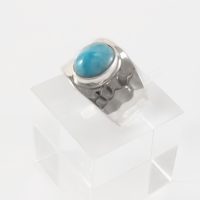 Anillo martilleado con larimar