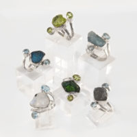Anillos mineral en bruto y dos facetados