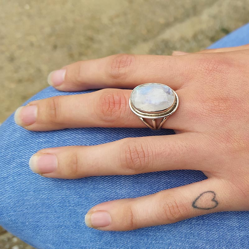 Anillo con mineral facetado y aro ramificado - Imagen 2