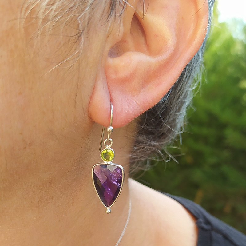 Pendientes facetados forma triángulo - Imagen 2