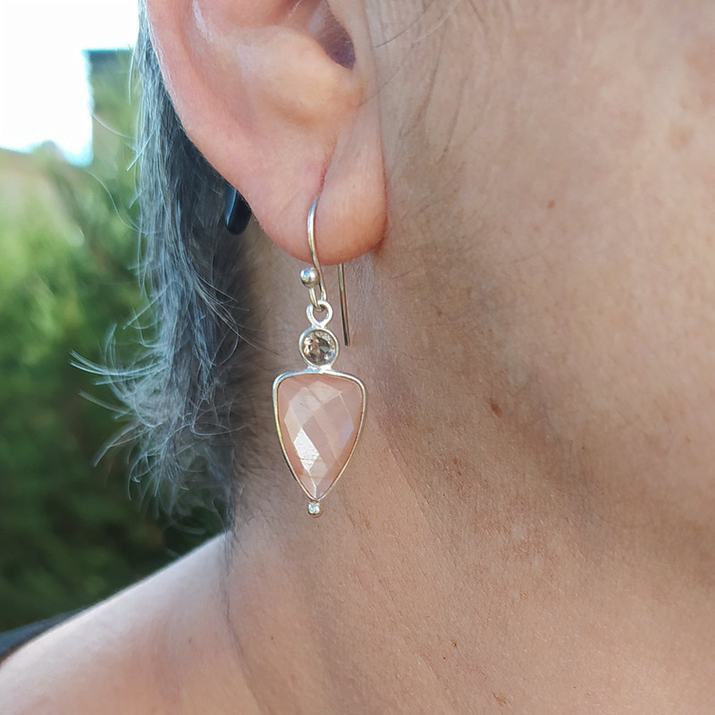 Pendientes facetados forma triángulo - Imagen 3