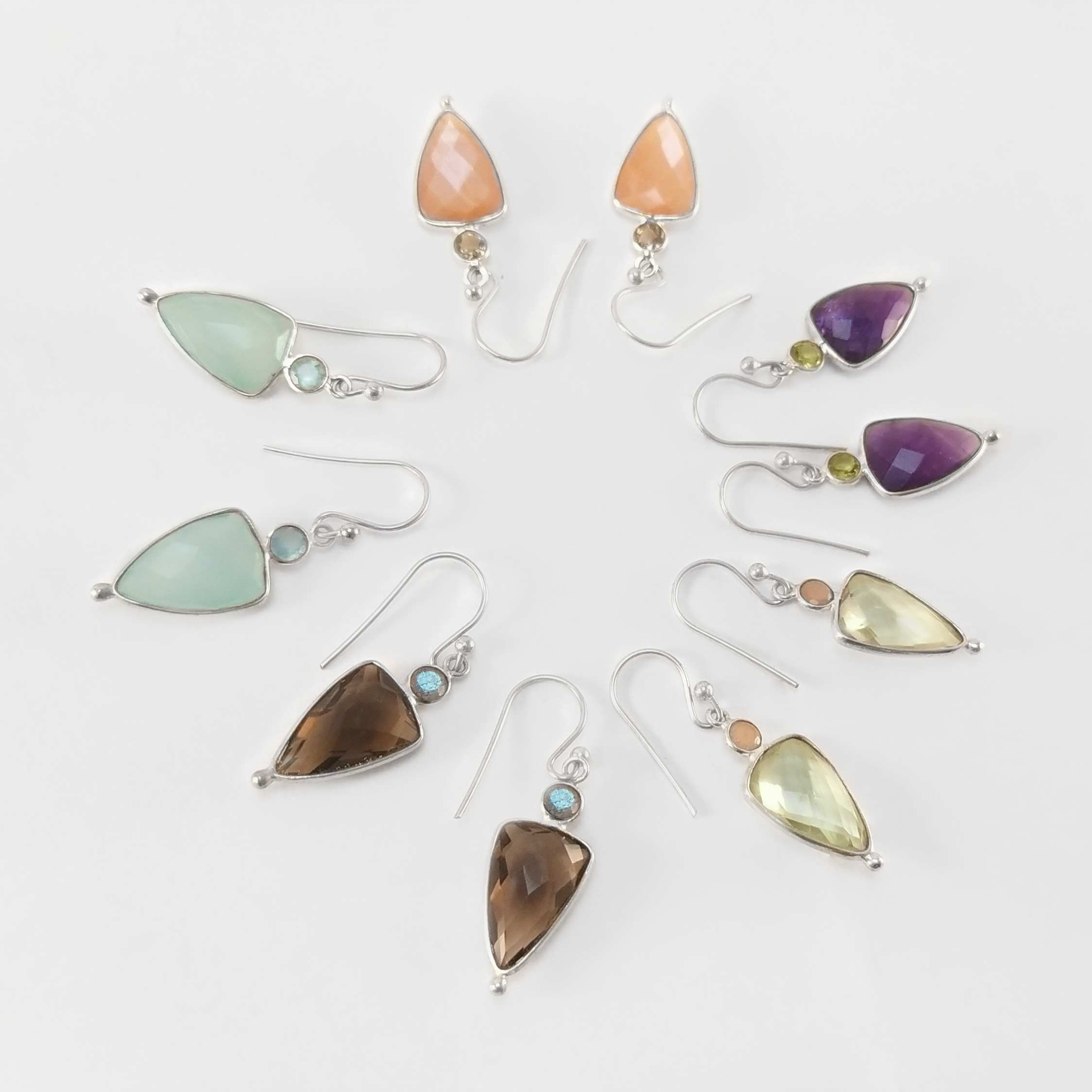 pendientes forma triangulo facetado